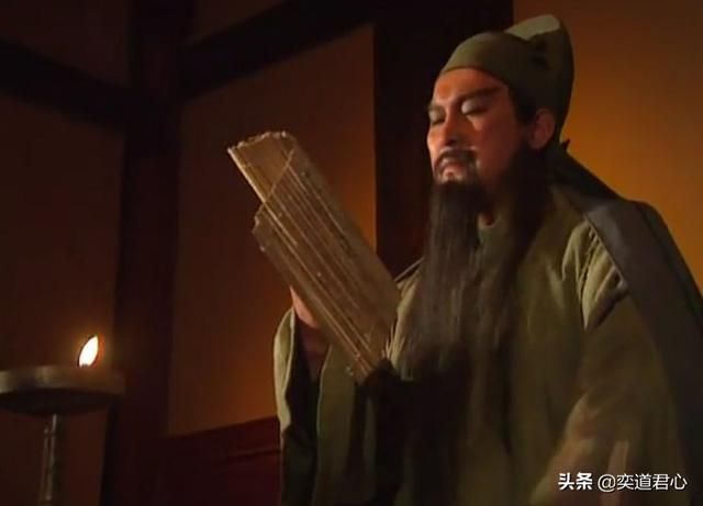 骁将三国_在军营校场里巡逻遛弯，竟能白捞战神？