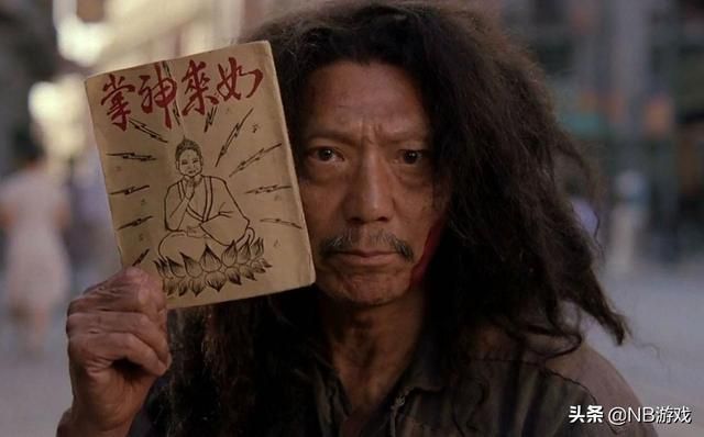 男孩子用木棍玩耍，女孩感到困惑