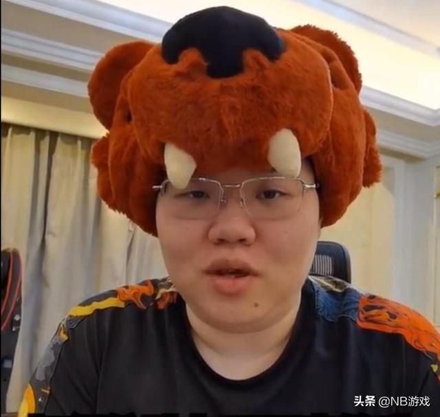女性玩家妮塔在荒野乱斗中的COS表现太棒，看到PDD的女装形象，捧腹大笑