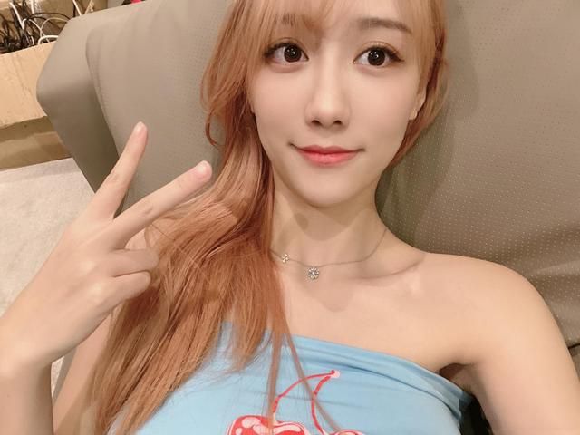 英雄联盟女主播突获户口本领证，之后奇迹般怀孕，五年后单身