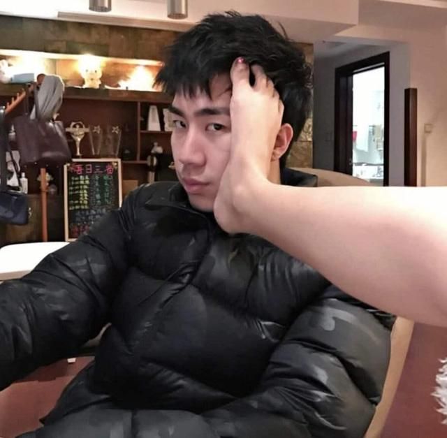 英雄联盟女主播突获户口本领证，之后奇迹般怀孕，五年后单身