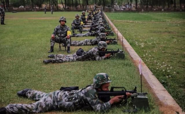 警惕游戏的迷惑，在现实战场上，士兵无法携带大量子弹