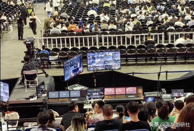 原神首届线下音乐会在上海梅奔举行，现场热度堪比人气歌星