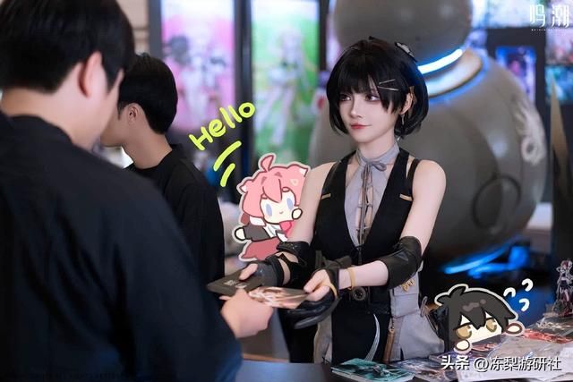 《鸣潮》全球公测火热进行中，霸占多地线下大屏、地铁站等