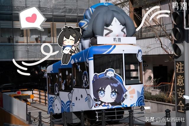 《鸣潮》全球公测火热进行中，霸占多地线下大屏、地铁站等