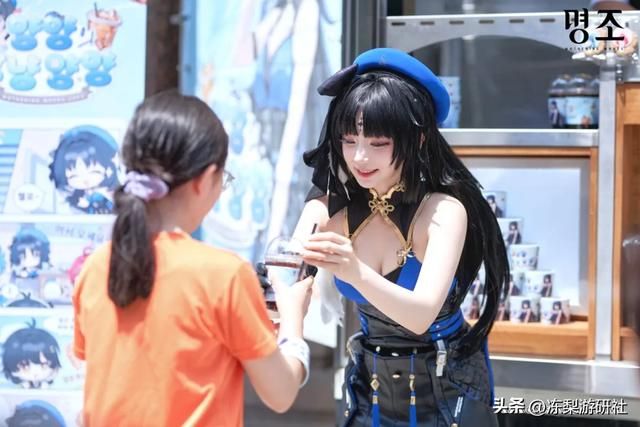 《鸣潮》全球公测火热进行中，霸占多地线下大屏、地铁站等