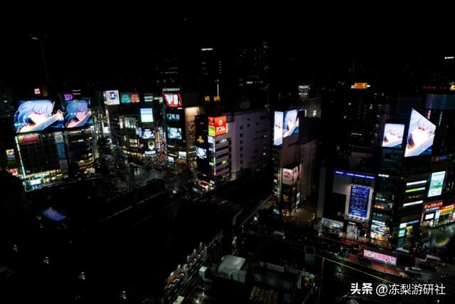 《鸣潮》全球公测火热进行中，霸占多地线下大屏、地铁站等