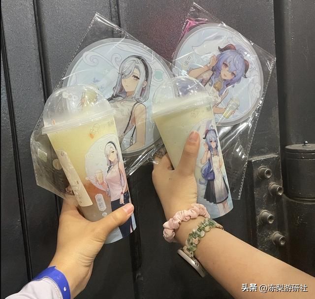 和50个Coser合影，推着派蒙上婴儿车，上万原神玩家在FES玩什么？