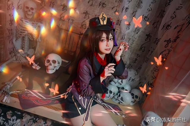 穿COS服拜年什么体验？萌妹变身胡桃参加家宴，长辈看后赞赏有加