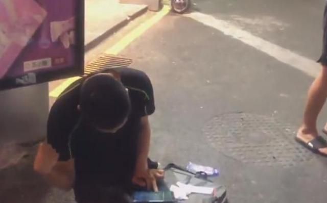 19岁小伙患病仅双指可动，依靠代打游戏维持生计，坚强地活着