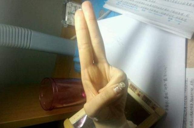 19岁小伙患病仅双指可动，依靠代打游戏维持生计，坚强地活着
