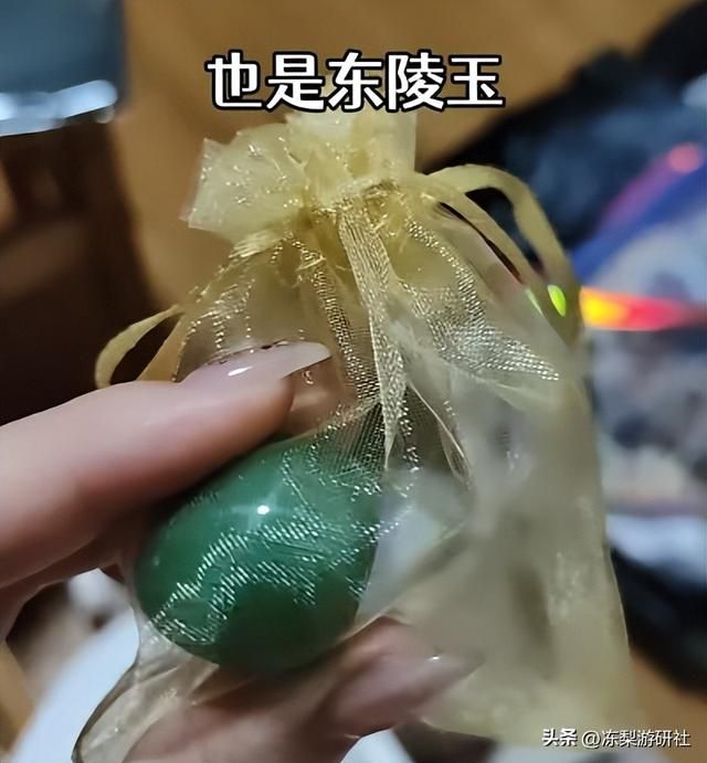 二次元土豪？漫展上大量人收到他送的纯金周边，知情人：符合人设