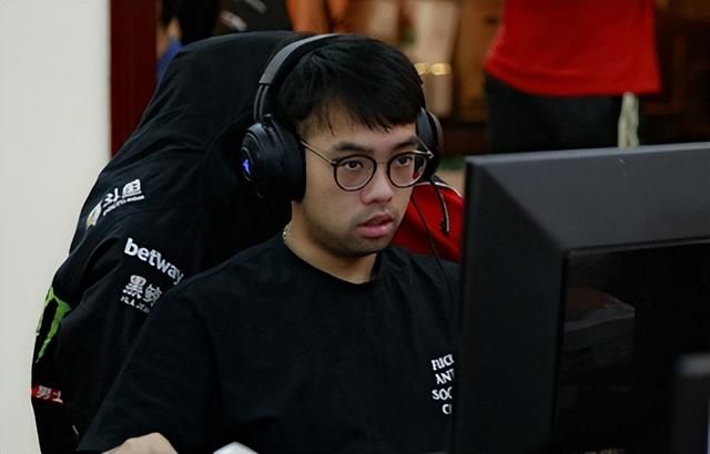 史上最不务正业的电竞职业选手，刀塔第一中单路垚改行做rapper？