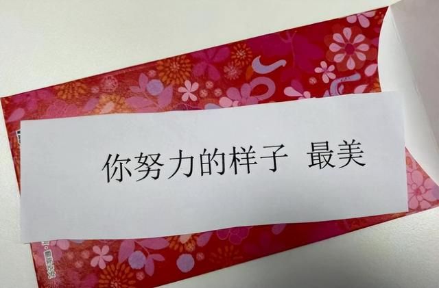 最离谱年终回馈，网易给大客户每人发了套环卫服，鼓励过年扫大街
