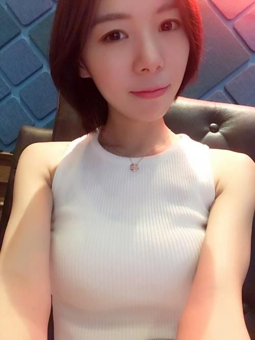 LOL小楼在哪里直播，LOL小楼腿