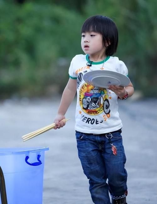 爸爸去哪儿风波：吴镇宇与曹格的回应及影响