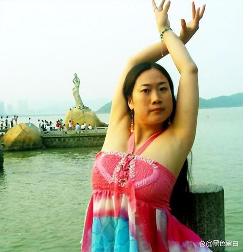 凤姐泳装照曝光，身材意外惊艳？网友热议不断