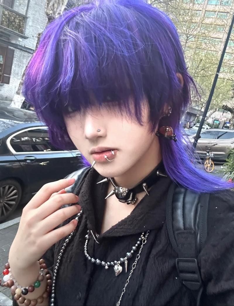 朋克女孩发型推荐：打造你的专属摇滚范儿