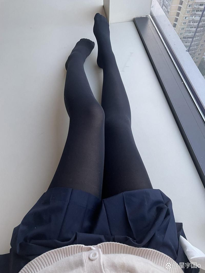 黑袜美腿的魅力：丝袜搭配指南及腿部护理