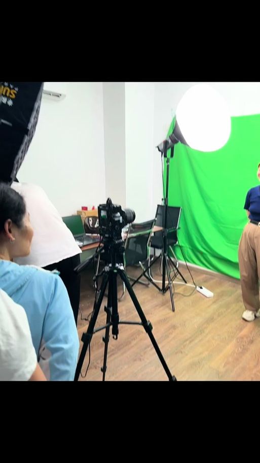照相机手指游戏大比拼！看看谁的“照片”更有创意！