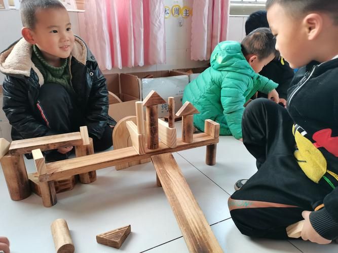结构游戏幼儿园：孩子在搭积木中学会空间想象力！