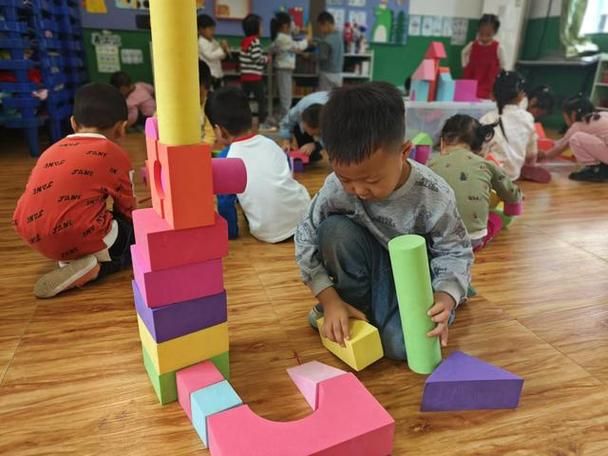 结构游戏幼儿园：孩子在搭积木中学会空间想象力！