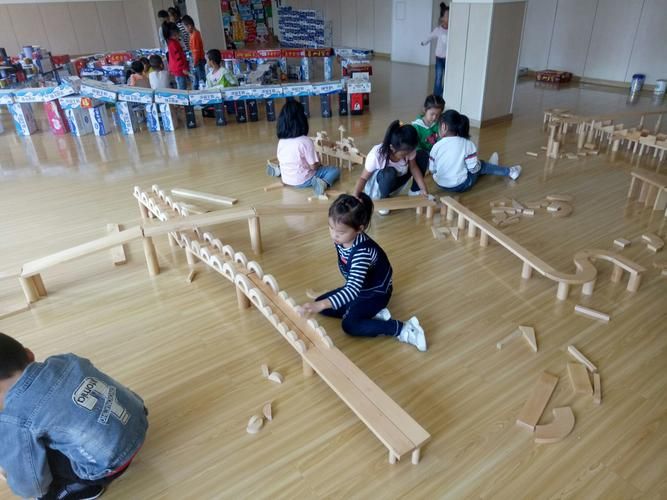 结构游戏幼儿园：孩子在搭积木中学会空间想象力！