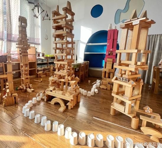 结构游戏幼儿园：孩子在搭积木中学会空间想象力！