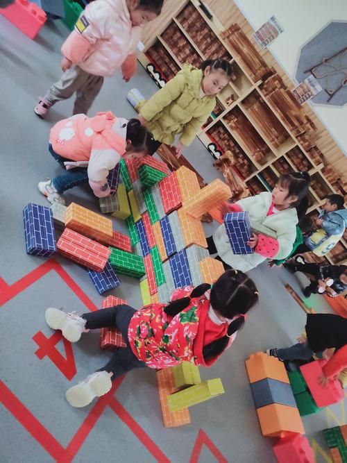 结构游戏幼儿园：孩子在搭积木中学会空间想象力！
