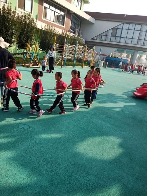 适合幼儿园的呼啦圈游戏，让孩子们玩转呼啦圈！