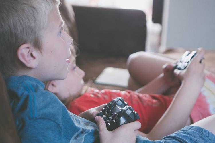青少年如何玩电子游戏？听听家长和老师怎么说！