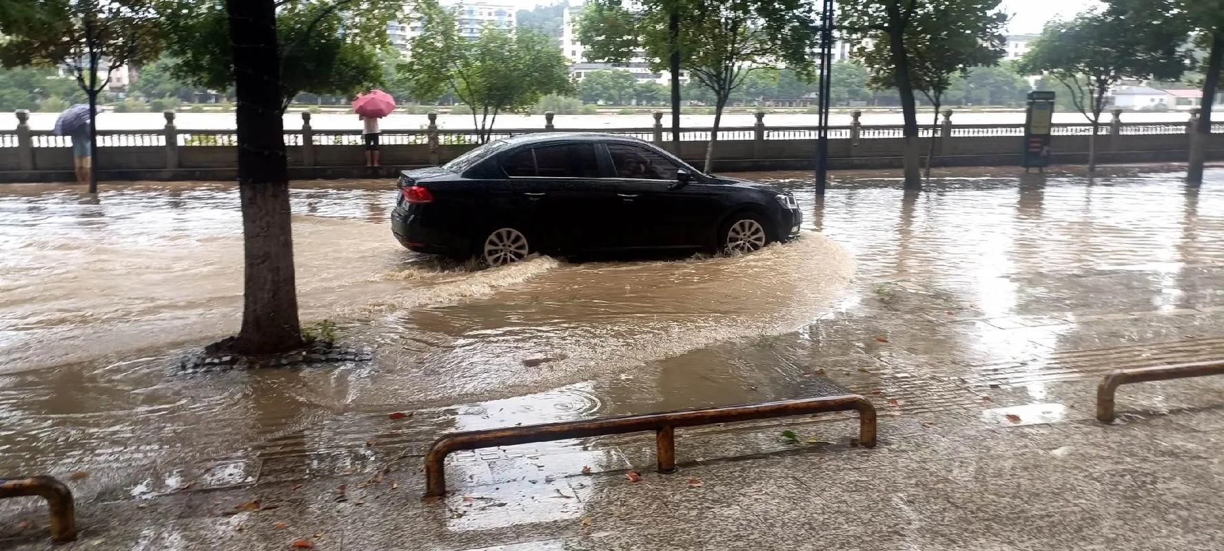 人工降雨引发暴雨争议不断 究竟是好是坏听专家说